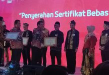 Tanah Bumbu Bebas Frambusia, Menkes Serahkan Sertifikat Kepada HM Zairullah Azhar