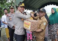 Polres Banjar Serahkan Bantuan Bagi Korban Banjir di Desa Teluk Selong