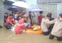 Rumah Terendam Banjir, Lansia di Desa Pekauman Ulu Dievakuasi DPKP Kabupaten Banjar