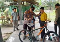 Pelajar SMP Cekik Begal hingga Pelaku Tak Berdaya Dihadiahi Sepeda