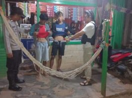 Pengunjung Warung Kopi 'Dirazia' di Jorong Tanah Laut