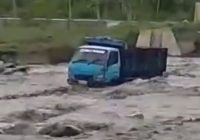 Video Truk Terjebak di Banjir Lahar Dingin Gunung Semeru