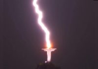 Viral Patung Yesus Kristus Disambar Petir di Rio de Janeiro