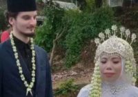 Viral Ustazah di Lombok Dinikahi Bule Asal Belgia, Awalnya Menolak