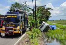 Mobil Terbalik di Desa Sungai Rangas Martapura