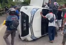 Mobil Terbalik di Jembatan Kembar Sungai Paring, Ada Bayi