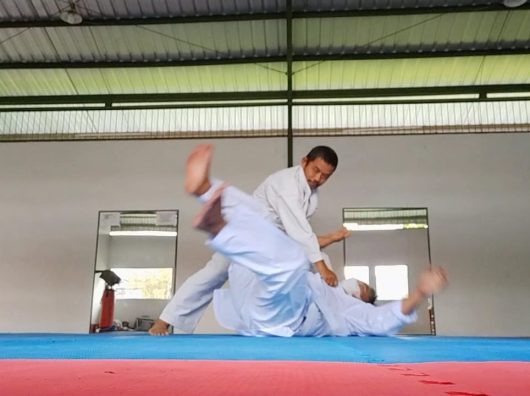 Teknik Menjatuhkan Lawan dengan Ganjalan Kaki