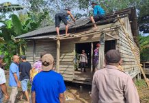 Kapolsek Mantewe Ikut Bongkar, Program Bedah Rumah Kapolda Kalsel Bersama Lazis ASFA