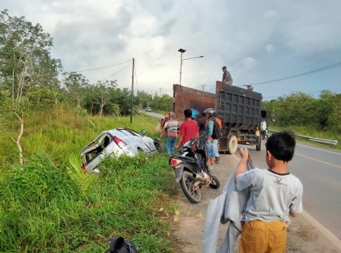 Kecelakaan Tunggal di Jembatan Tiyung Pelaihari, 1 Mobil Berasap Jatuh ke Parit