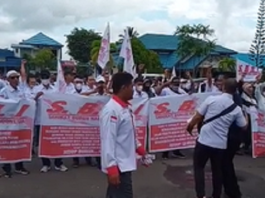 BREAKING NEWS - Video Aksi Unjuk Rasa di Kantor Disnakertran Kalsel, Pendemo Diadang Petugas