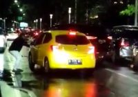 VIDEO Viral Pengemudi Fortuner Arogan, Hancurkan Taksi Online: Ditabrak, Pakai Air Soft Gun & Pedang Anggar