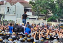 Gas Air Mata Polisi Menghantam Pemain dan Wasit saat Kerusuhan PSIS Semarang Vs Persis Solo