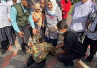 Detik-detik Mensos Risma Sujud di Kaki Guru Tunanetra karena Tak Bisa Memenuhi Janjinya Dulu