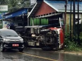 KRONOLOGI Truk "Kelebihan Muatan" Terbalik Setelah Tabrak Portal Jembatan Paringin