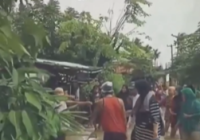 Emak-emak Korban Banjir Ribut Gara-gara Karung Pasir