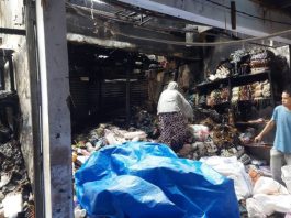 Pedagang Pasar Thaibah Martapura Memilih Tetap Berjualan di Bekas Puing Kebakaran