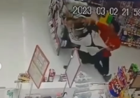 Viral, Karyawan Alfamart Bergumul Melawan Dua Perampok