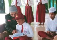 Tetap Belajar di Tengah Banjir: Pakai Metode PJJ, Lewat Radio Hingga di Ngajar Teras Masjid
