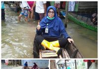 Tim Kesehatan Naik Jukung Datangi Korban Banjir di Sungai Tabuk