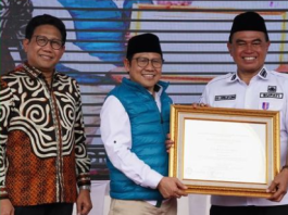 Bupati Zairullah Azhar Terima Penghargaan Abdi Transmigrasi dari Kemendes PDTT