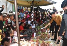 Presiden Jokowi Berikan Bantuan Tunai untuk Pedagang di Pasar Youtefa Lama Jayapura