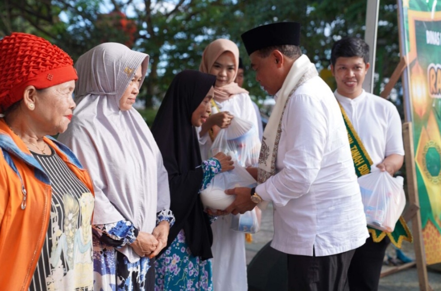 23032023_Abah Zairullah memberikan bantuan paket sembako untuk para lansia. (wartabanjar.com - MC Tanbu)