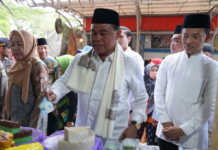 Abah Zairullah dan Istri Borong Takjil di Ramadhan Cake Fair 2023 Tanah Bumbu