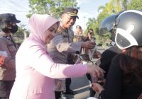Ramadhan Pertama, Kapolres Barito Selatan dan Ibu-ibu Bhayangkari Turun ke Jalan Membagikan Takjil