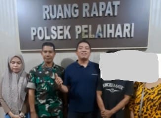 26032023_Kapolsek Pelaihari Iptu May Felly Manurung SH MH (baju biru), korban Pariyani (paling kiri) saat perdamaian dengan pelaku yang disampingi istrinya.