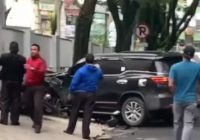 Diduga Hilang Kendali, Mobil Tabrak Tembok Pagar BNI Jalan Lambung Mangkurat Dekat Balai Kota Banjarmasin