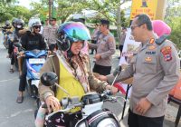 Kapolres Batola dan Istri Datangi Para Pemotor di Jalan, Lakukan Ini