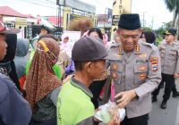 Kapolresta Banjarmasin dan Istri Bagi-bagi Takjil di Jalan A Yani Km 3,5