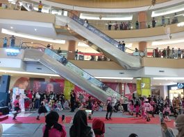 Meriahnya Fashion Show Black & Pink di QMall Banjarbaru