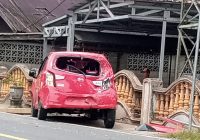 Ayla Merah Ringsek Ditabrak Truk Tangki di Bamban HSS