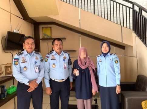Perempuan Ini Ketahuan Selundupkan Narkoba di Jilbab saat Jenguk Suaminya di Lapas