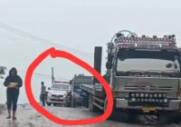 Ambulans Terjebak di Kemacetan Jalan A Yani km 171 Satui