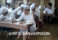 Santri Ponpes Syekh Muhammad Arsyad Albanjari Belajar di Tengah Banjir