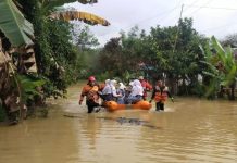 Tim SAR Gabungan Tetap Siaga Antar Siswa Pakai Perahu Karet di Desa Sumber Rejeki Balangan