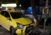 Agya Kuning Ringsek di Jalan A Yani km 5 Banjarmasin, 5 Orang Dilarikan ke Rumah Sakit