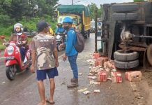 Tabrakan Beruntun di Maburai Tabalong, Truk Terbalik Innova Ringsek