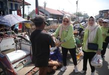 Dharma Wanita Persatuan Tanah Bumbu Bagikan Ratusan Nasi Kotak
