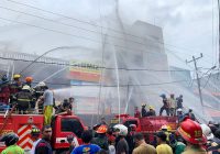 Petugas Kesulitan Padamkan Api di Toko Bangunan Pasar Lima