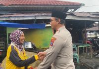 Peduli ke Kaum Duafa, Polres Batola Bagikan Sembako di Pelabuhan Marabahan