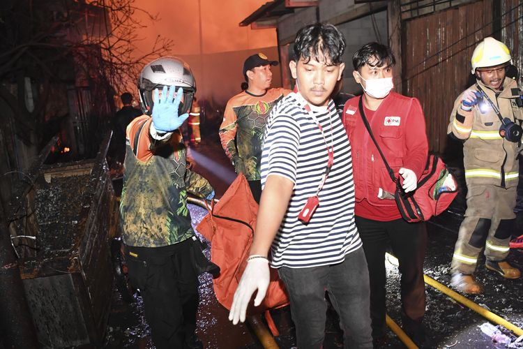 evakuasi jenazah kebakaran depo plumpang