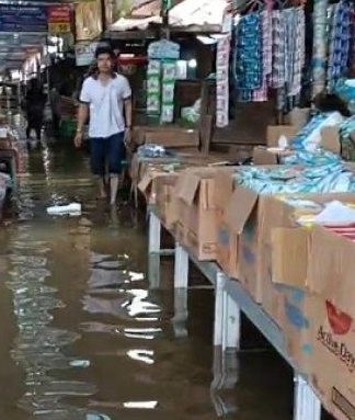 Pedagang di Barabai Terpaksa Berjualan hingga ke Jalan Raya Akibat Pasar Terendam Banjir