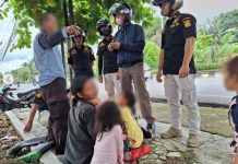 Satpol PP Banjarbaru Amankan Pasutri dan 5 Anaknya Asal Kapuas Mengemis di Depan Museum