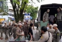 Lima Pria Digaruk Satpol PP Saat Pesta Miras Oplosan Siang Bolong di Trotoar A Yani Km 5