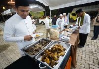 Paman Birin Jamu Ustadz Buya Arrazy dan Warga Sahur di Kiram Park