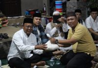 Paman Birin Gerebek Sahur di Mantuil, Bagikan Beras dan Ikan untuk Warga