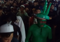 Ribuan Warga Martapura Tumpah Ruah Gunakan Berbagai Atribut Meriahkan Bagarakan Sahur Pasayangan Bersatu